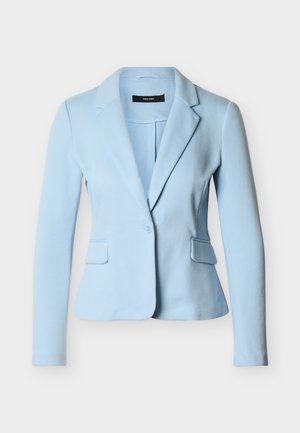 Lys blå damesblazer med lange ermer, en knapp lukking, hakket slag og to fremre klafflommer på hvit bakgrunn.