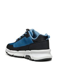Chaussure de sport bleue et noire avec une tige en tissu texturé, un col rembourré, une semelle intermédiaire blanche et une semelle extérieure en caoutchouc noire.