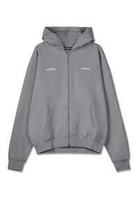 Grå zip-up hoodie lavet af blødt stof, med en frontlynlås, to lommer og broderede logoer på brystet og ærmet.