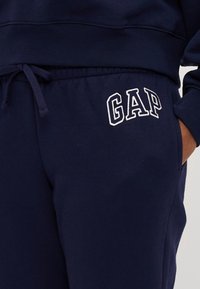 GAP Petite HERITAGE - Treniņtērpa apakšdaļas - navy