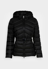 Giacca puffer nera con cappuccio, caratterizzata da una chiusura frontale con zip e una vita regolabile con fibbia, che mostra un motivo a chevrons trapuntato e una superficie liscia.