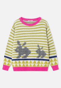 Strikket sweater med grønne og hvide striber, lyserød ribstrikket krave og manchetter, med grå kaninmotiver og farverige trekantsdetaljer.