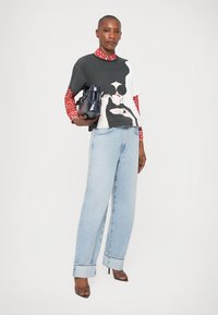 Alice + Olivia EVAN STACEFACE TEE - Majica kratkih rukava s printom - black/off white