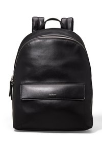 Zaino in pelle nera con texture liscia, parte superiore arrotondata, scomparto principale con zip e tasca frontale con un logo sottile.