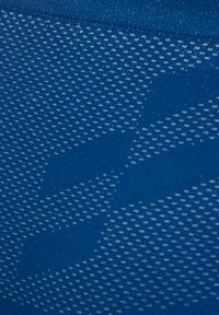 Tessuto di lana blu lavorato a maglia con un motivo geometrico a pois. La texture appare liscia con sottili variazioni nelle tonalità di blu.