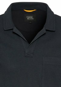 Schwarzes geripptes Poloshirt mit einem knopflosen Ausschnitt, einer Brusttasche und einem orangefarbenen Akzent im Krageninneren. Größe L-Tag sichtbar.