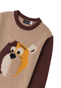 Maglione lavorato a maglia con un corpo beige e maniche marroni scure. Presenta un design della faccia di un orso in giallo e nero con dettagli testurizzati.