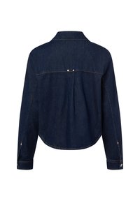 Granatowa koszula z denimu z długimi rękawami, z ostrym kołnierzem, plisą z tyłu oraz srebrnymi guzikami na mankietach i karczku.