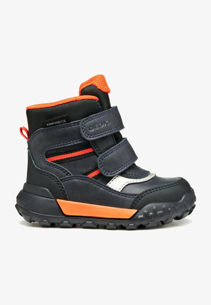 Botín oscuro azul con detalles naranjas, parte superior sintética, suela de goma, correas de Velcro y acabado texturizado. Ideal para condiciones húmedas.