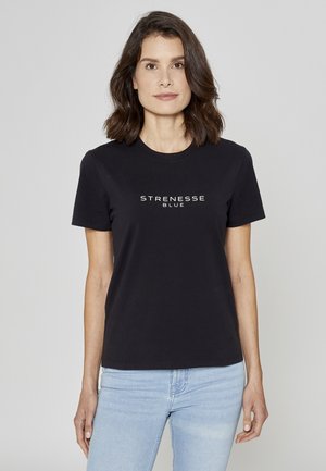 Sort bomulds-T-shirt med korte ærmer og rund halsudskæring; har "STRENESSE BLUE" trykt i hvidt tværs over brystet.