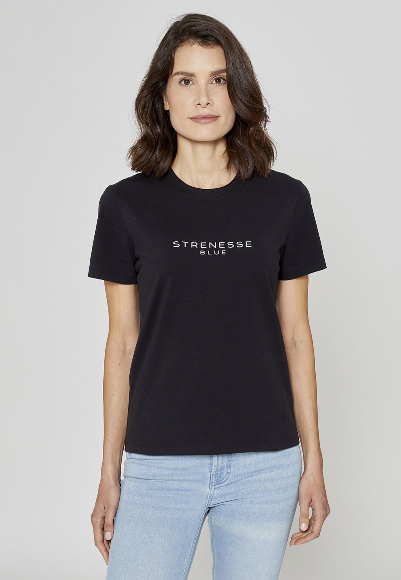Μαύρο βαμβακερό t-shirt με κοντά μανίκια και στρογγυλή λαιμόκοψη· διαθέτει την επιγραφή «STRENESSE BLUE» σε λευκό χρώμα στο στήθος.