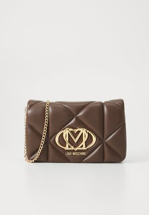 Sac à main en simili cuir matelassé marron avec une plaque logo dorée et une bandoulière en chaîne. Dispose d'une forme rectangulaire et d'une texture en motif de losanges.