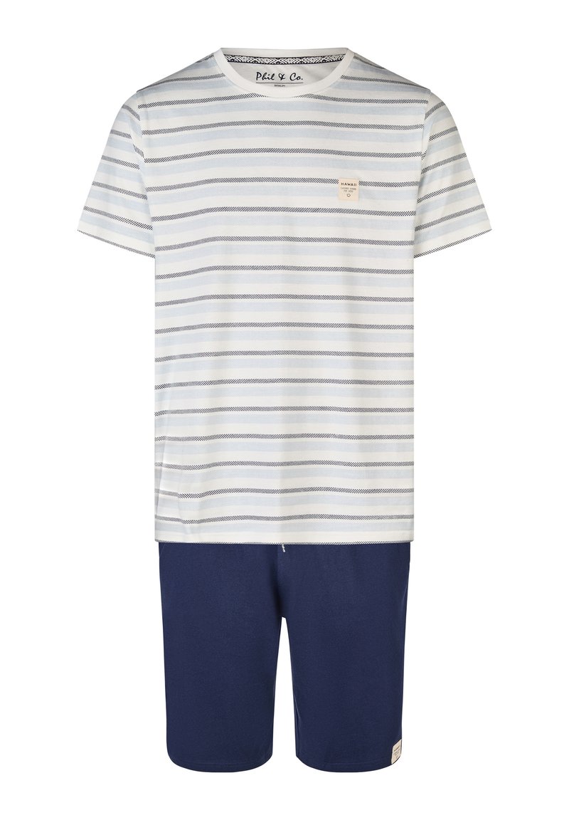 Pasiasty t-shirt z krótkim rękawem w kolorze białym i granatowym, z małą metką na klatce piersiowej. W zestawie z jednolitymi granatowymi szortami, oba z materiału bawełnianego.