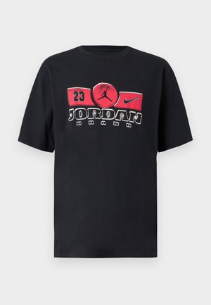 Svart bomulls-T-skjorte med stort rødt og hvitt grafisk motiv med teksten "Jordan Brand" og et basketballikon, korte ermer, rund hals.