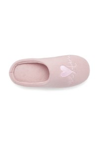 Roze stoffen slipper met een ronde neus en een open achterkant. Kenmerkt zich door de tekst "me & mine" in witte stiksels en een zachte, textuurrijke oppervlakte.