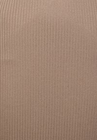 Tissu côtelé couleur fauve avec une texture fine et une apparence douce, présentant des lignes verticales sur toute la matière. Convient pour divers vêtements.