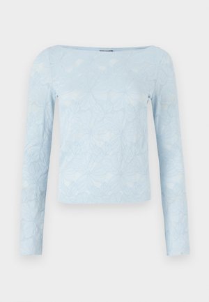 Top de manga larga azul claro con un patrón floral texturizado, escote cuadrado y diseño ajustado. Fabricado con un material suave y ligero.
