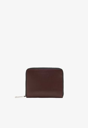 Portefeuille compact en cuir brun foncé avec fermeture éclair noire et tirette argentée, présenté sur fond blanc.