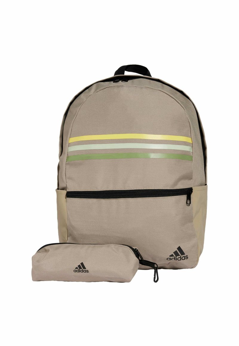 Zaino in tessuto beige con cerniere nere, caratterizzato da tre strisce orizzontali in giallo, verde chiaro e verde; include un astuccio abbinato.