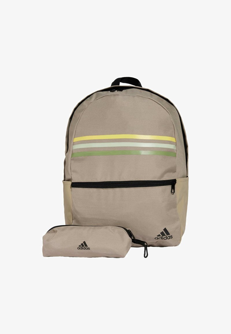 Mochila de tela beige con cremalleras negras, que presenta tres franjas horizontales en amarillo, verde claro y verde; incluye un estuche para lápices a juego.
