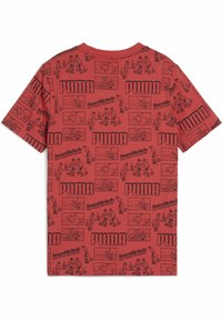 Raudona medvilninė marškinėliai su juodu grafiniu spaudiniu, kuriame užrašai „PUMA“ ir „BoardRebels“, įskaitant animacinių filmų čiuožėjų iliustracijas keliuose kadruose.