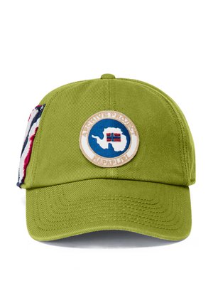 Casquette de baseball verte avec un patch rond représentant l'Antarctique et le drapeau norvégien, et un détail latéral en tissu rouge, blanc et bleu.