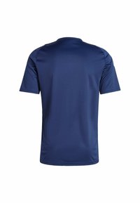 Navyblauwe T-shirt met korte mouwen, gemaakt van een gladde, lichte stof. Eenvoudig ontwerp met ronde hals zonder extra patronen of accenten.