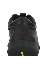 Bottines de sport noires avec un dessus en cuir texturé, un col rembourré et une semelle en caoutchouc avec un accent jaune au talon.