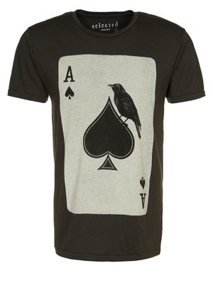 Czarny T-shirt z dużym nadrukiem asa pik, na którym siedzi czarny kruk na symbolu pika.