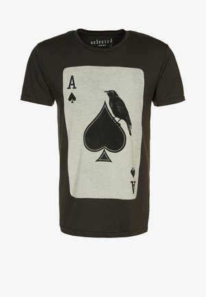 Czarny T-shirt z dużym nadrukiem asa pik, na którym siedzi czarny kruk na symbolu pika.