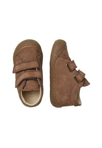 Braune Wildleder-Kinderschuhe mit zwei Klettverschlüssen, runder Zehenpartie, strukturierten Gummisohlen und genähten Details entlang der Kanten.