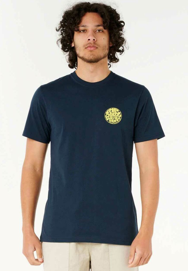 Mørkeblå bomulds t-shirt med korte ærmer, rund halsudskæring og gul cirkulær grafisk design på venstre bryst. Glat tekstur, afslappet pasform.