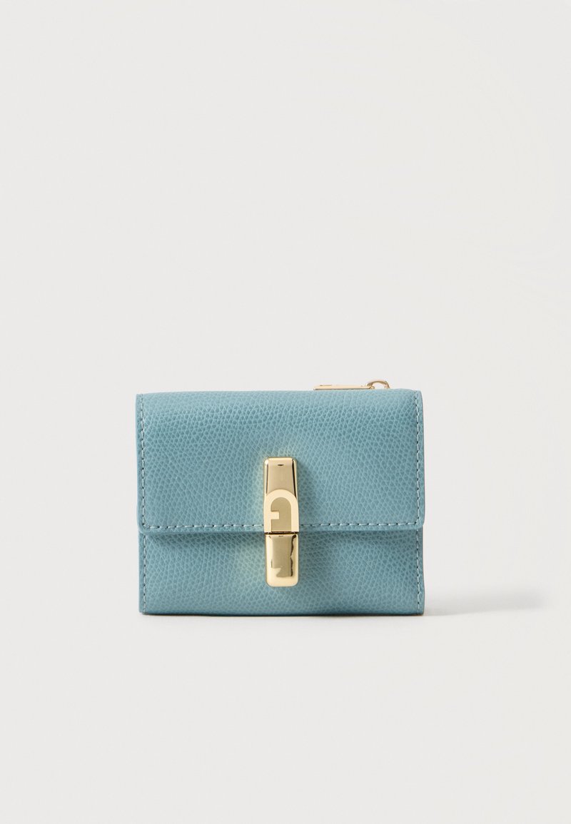 Petit portefeuille en cuir bleu clair texturé avec fermoir en métal doré, présenté fermé sur un fond blanc uni.