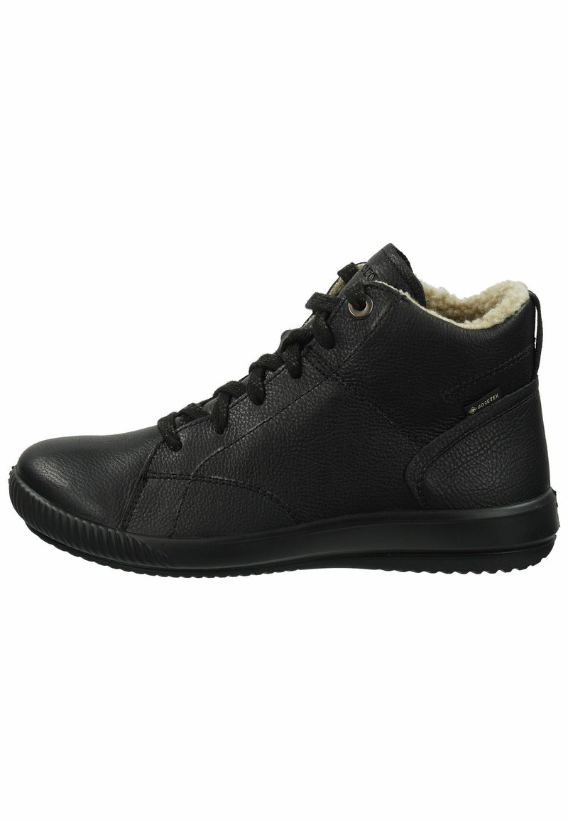 Bottes montantes en cuir noir avec finition texturée, design à lacets, doublure en polaire douce, semelle en caoutchouc et étiquette Gore-Tex imperméable sur le côté.