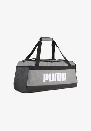 Szürke sporttáska fekete részletekkel, texturált anyaggal, fehér PUMA logóval, kettős hordozófüllel és cipzáras felső záródással.