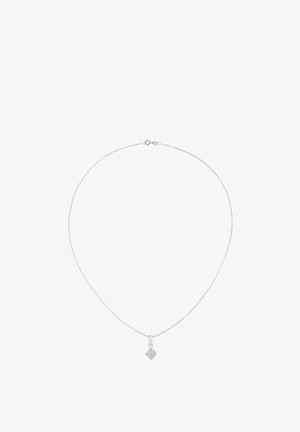 Sølvkæde med en diamantformet vedhæng med en tekstureret overflade. Kæden er glat og fin med en lukning.