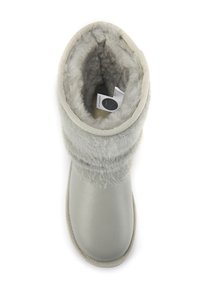 Botte en cuir gris avec un doux revers en fausse fourrure grise. L'intérieur présente une doublure pelucheuse et une petite étiquette d'entretien visible à l'intérieur de la botte.