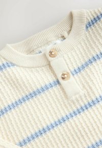 Maglione color crema con trama morbida, a righe orizzontali blu, collo a coste e due bottoni all'altezza dello scollo per la chiusura.
