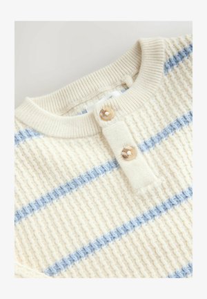Pulover texturat crem cu dungi albastre orizontale, guler răsucit și doi nasturi la nivelul gâtului pentru închidere.