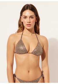 Braunfarbener Triangel-Bikini mit strukturiertem Schlangenhautmuster, dünnen Trägern und goldener Hardware in der Mitte. Bindebänder an den Seiten.