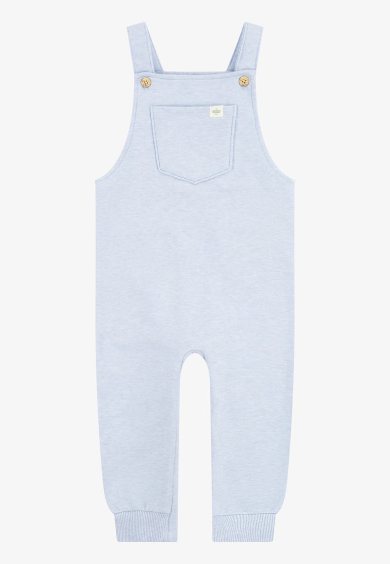 Peto de algodón azul claro que cuenta con dos tirantes con botones de madera, un bolsillo frontal y puños acanalados en los tobillos. Textura suave en toda la prenda.