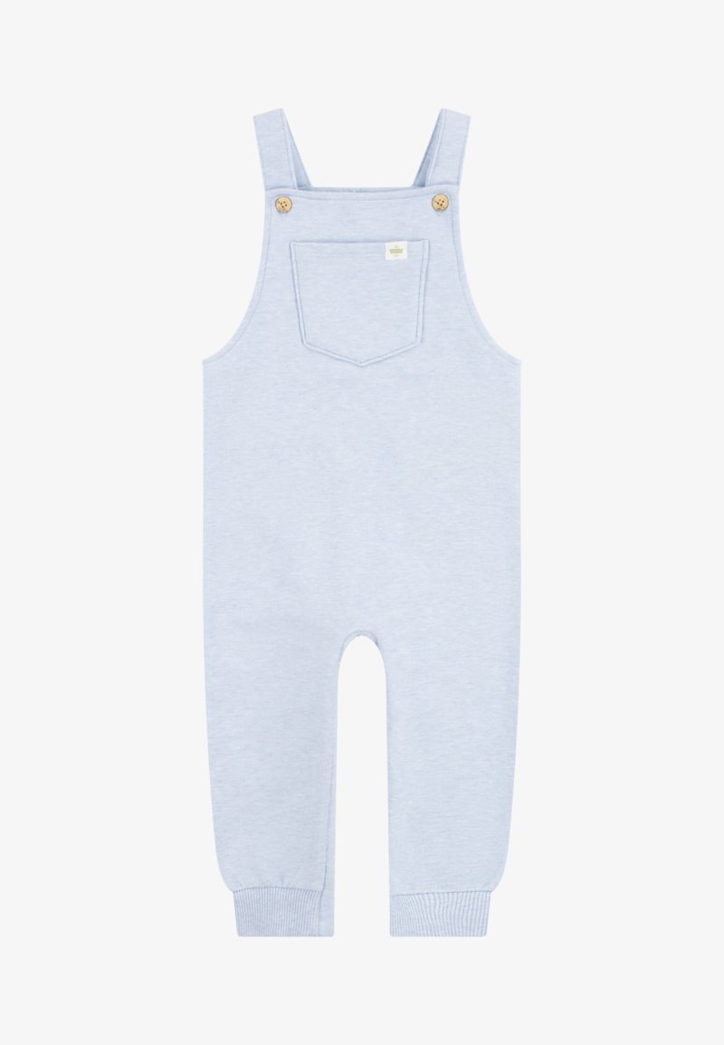 Peto de algodón azul claro que cuenta con dos tirantes con botones de madera, un bolsillo frontal y puños acanalados en los tobillos. Textura suave en toda la prenda.