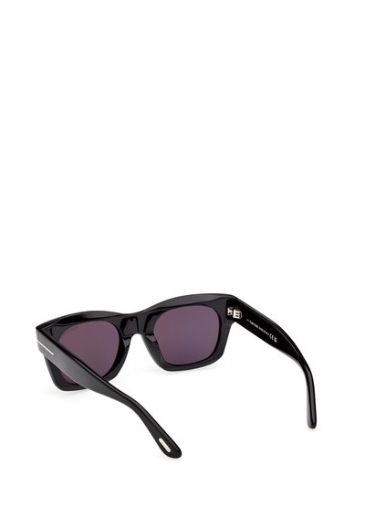 Czarne prostokątne okulary przeciwsłoneczne z grubymi oprawkami i ciemnymi soczewkami leżące otwarte na białej powierzchni.