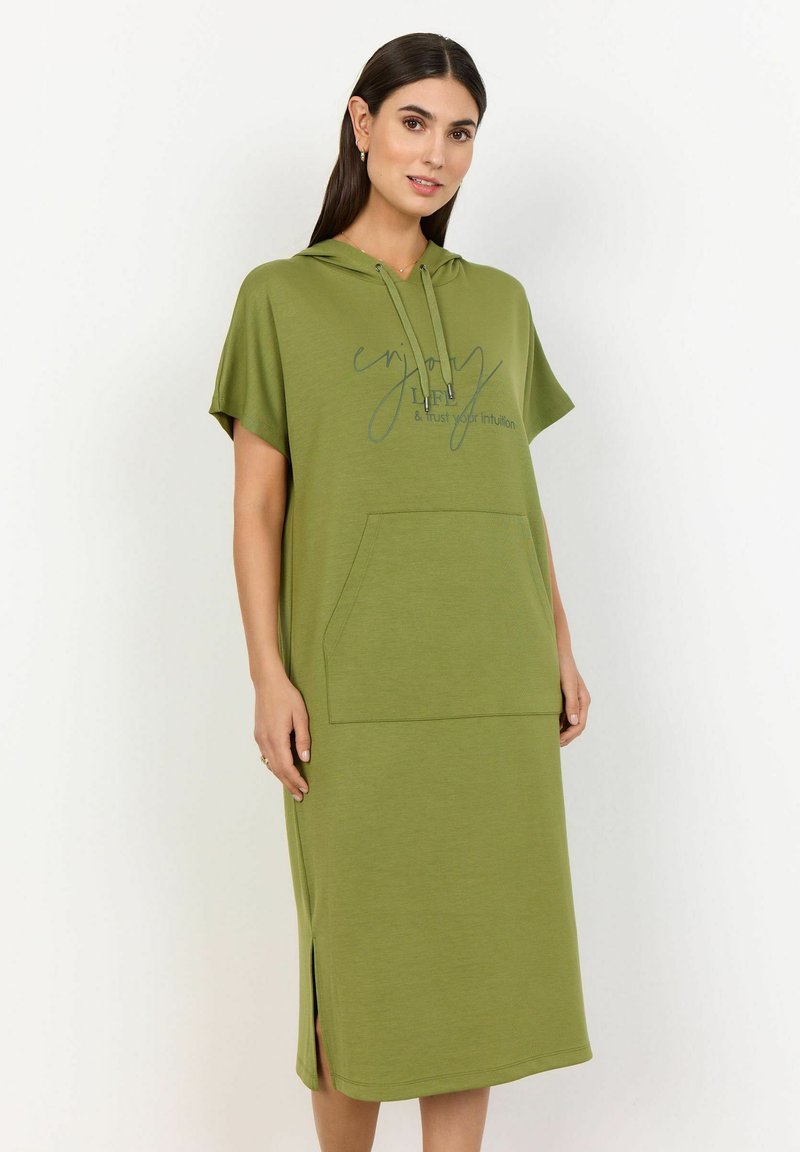 Olivegrünes, kurzärmliges Hoodie-Kleid mit einer Fronttasche, seitlichem Schlitz und dem Textmotiv "Genieße das Leben und vertraue deinem Bauchgefühl."
