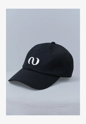 Must musta baseball ja müts, millel on kõver visioon ja esiosas brodeeritud valge logo. Tootel on kuus ventilatsiooniava ja reguleeritav rihm.