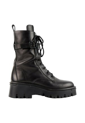 Schwarzer Leder-Kampfstiefel mit dicker, profilierten Sohle, Knöchelriemen mit Schnalle und Zuglasche hinten.