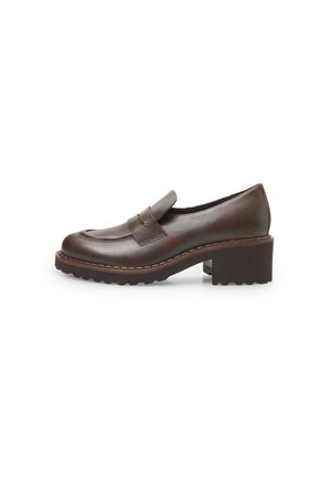 Mocassin en cuir marron foncé avec un talon bas et épais et une semelle rainurée, avec une bride penny classique à l’avant.