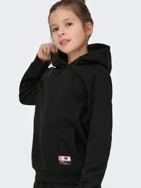 Melnai džemperi ar kapuci no mīksta auduma, ar kenguru kabatu, ribotām aprocēm un mazu logotipa spilventiņu priekšpusē. Vienkāršs un funkcionāls dizains.