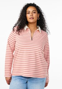 Maglia a maniche lunghe rosa chiaro con righe orizzontali rosse, chiusura frontale a mezza zip e colletto bianco a contrasto. Tessuto morbido, vestibilità comoda.