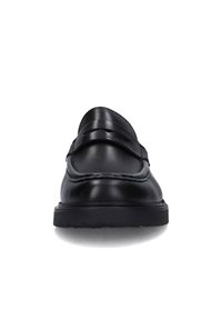 Zwarte leren instappers met een gladde afwerking, voorzien van een ronde neus, decoratieve stiksels en een lage rubberen zool. Geen aanvullende accenten.